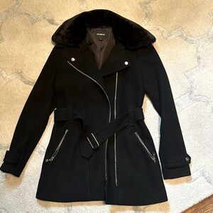 Express gently (once or twice) worn pea coat with faux fur detachable collar! XS